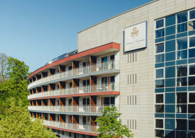Blick auf die Hotelfassade mit Schild "Hotel Fleesensee".