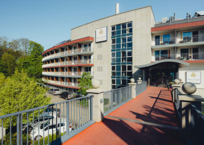 Blick auf die Hotelfassade mit Schild "Hotel Fleesensee". Barrierefreier Eingang zu sehen.